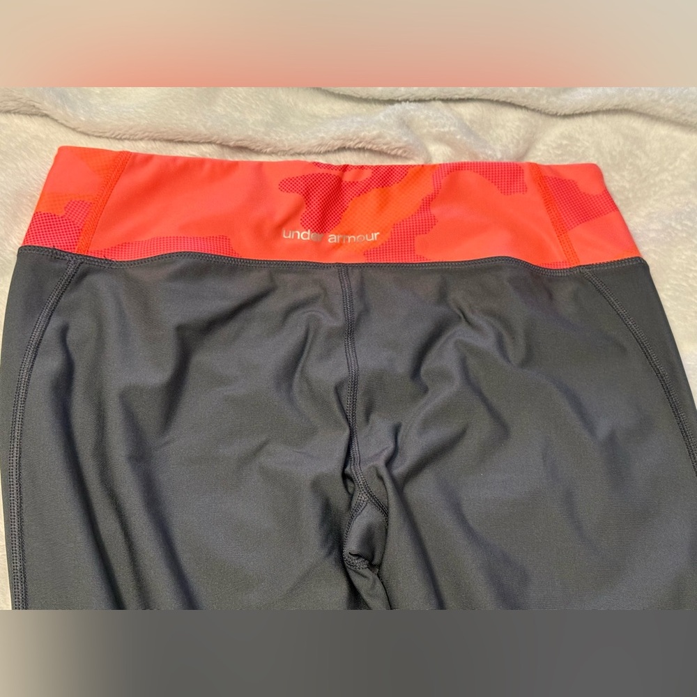 NWT Under Armour Heat Gear Fitted Capri Leggings - Gray and Orange Camouflage - Picture 3 of 10